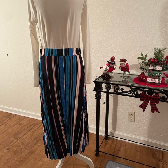 Boutique pleated skirt - Picture 3 of 4